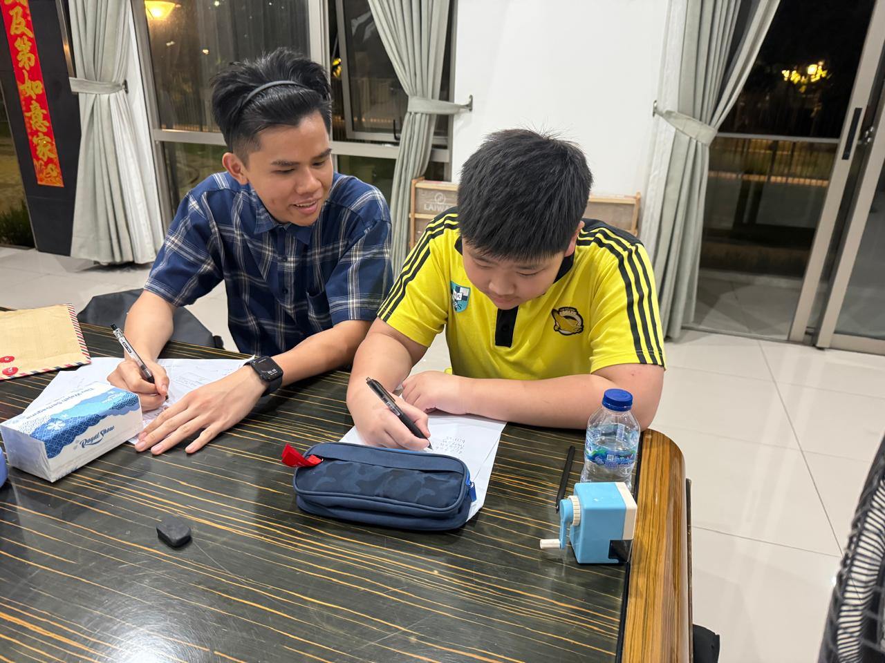 Octa guiding a student during a real 1-on-1 home tutoring lesson